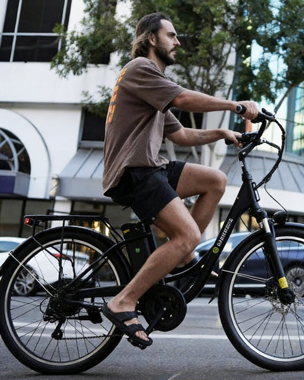 Egy férfi modell egy U2 elektromos biciklin teker az úton.